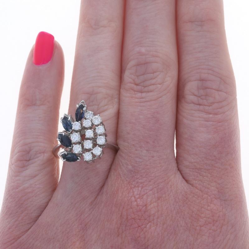 Weißgold Diamant Saphir Vintage Cluster Cocktail Ring 18k Rd 1.86ctw Floral (Rundschliff) im Angebot