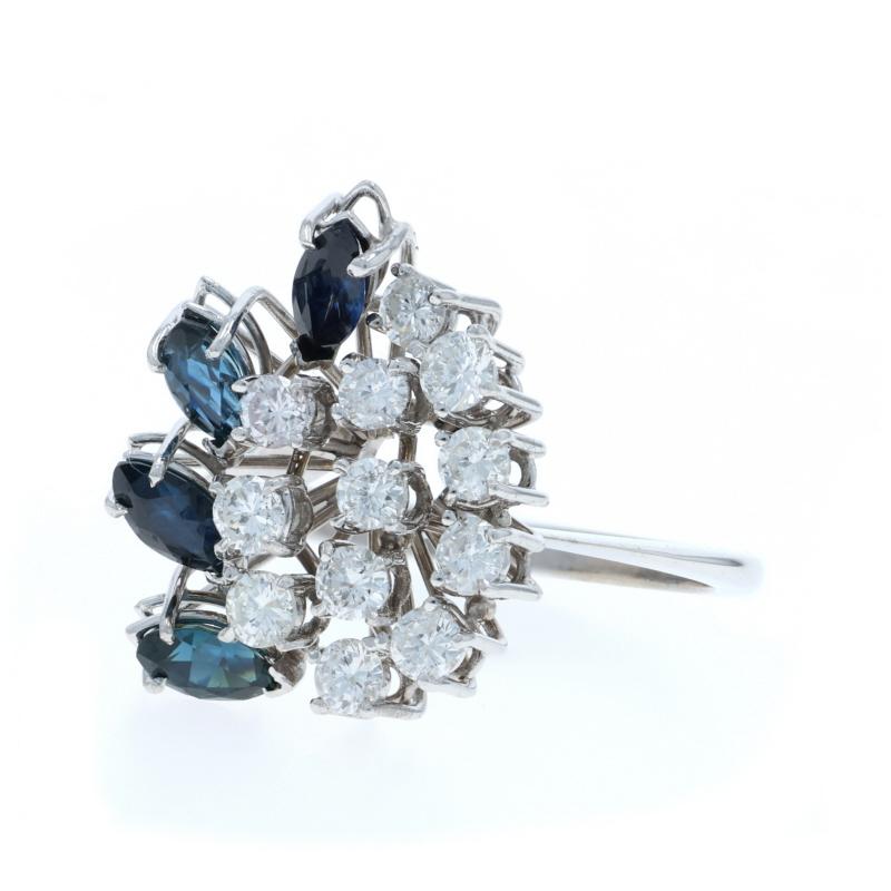 Weißgold Diamant Saphir Vintage Cluster Cocktail Ring 18k Rd 1.86ctw Floral im Zustand „Hervorragend“ im Angebot in Greensboro, NC