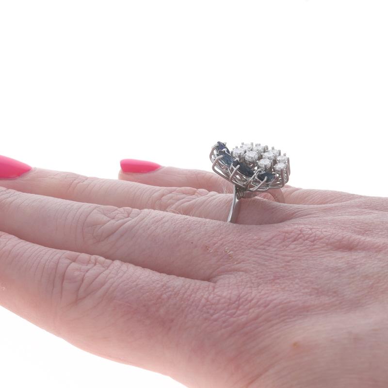 Weißgold Diamant Saphir Vintage Cluster Cocktail Ring 18k Rd 1.86ctw Floral Damen im Angebot