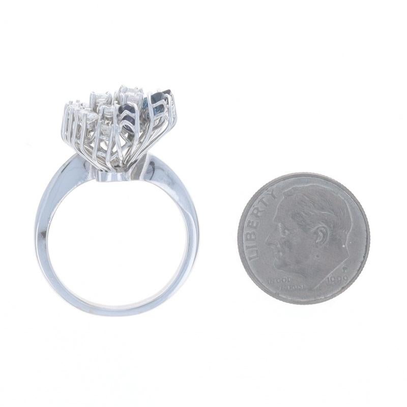 Weißgold Diamant Saphir Vintage Cluster Cocktail Ring 18k Rd 1.86ctw Floral im Angebot 1