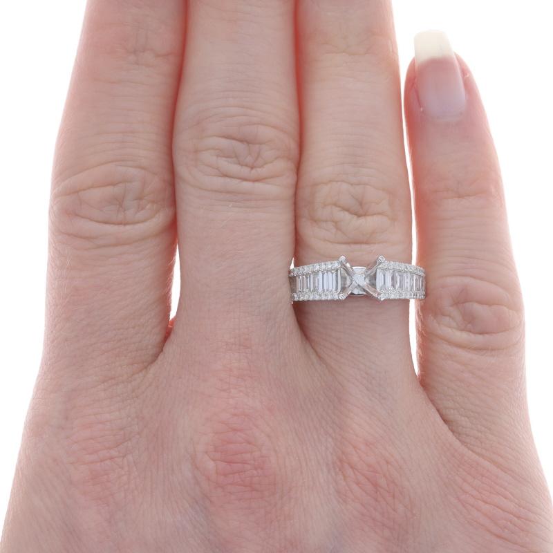 Taille : 6 1/4

Contenu métallique : Or blanc 18k

Informations sur les pierres
Diamants naturels
Carat(s) : .98ctw
Taille : Baguette & Brilliante ronde
Couleur : G - H
Clarté : VS2 - SI1

Total des carats : .98ctw

Taille de la pierre centrale :