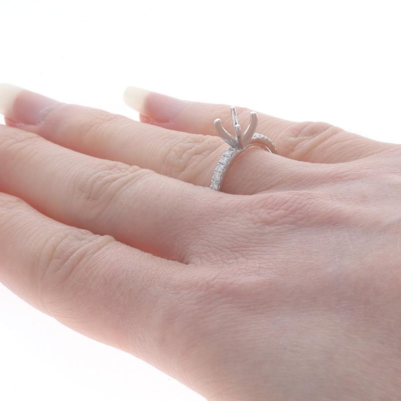 Anello di fidanzamento semi-montato in oro bianco 18k Rnd .30ctw con centro di ~6.5mm In condizioni Nuovo in vendita a Greensboro, NC