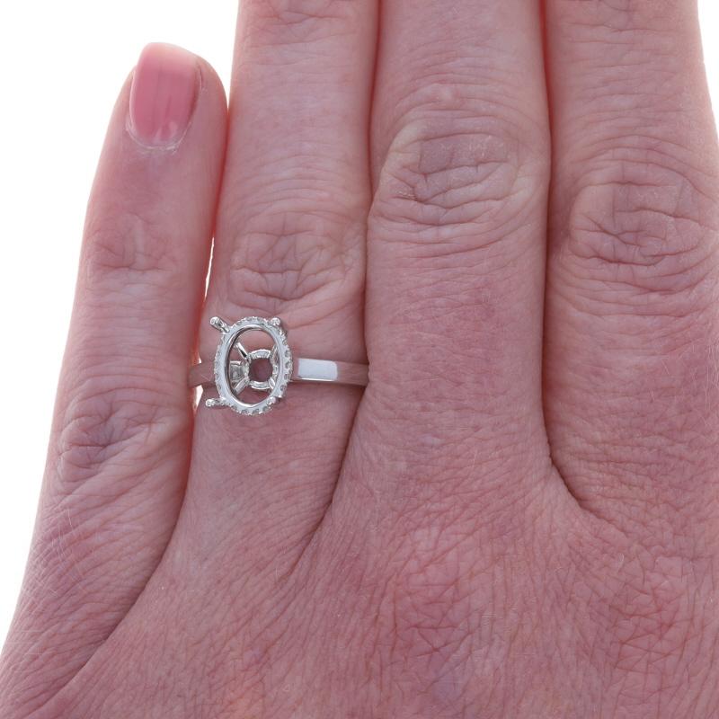 Taglio rotondo Anello di fidanzamento con diamante semimontato in oro bianco a forma di aureola nascosta - 14k Round .12ctw in vendita