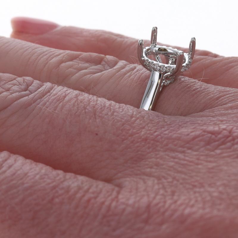 Donna Anello di fidanzamento con diamante semimontato in oro bianco a forma di aureola nascosta - 14k Round .12ctw in vendita