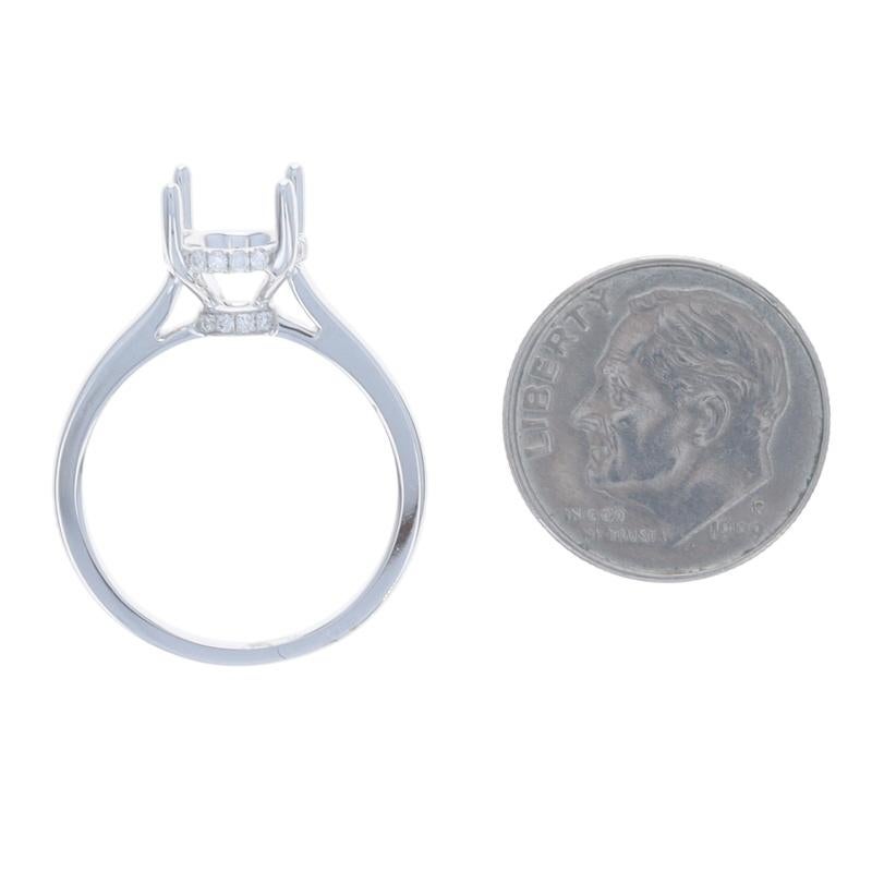 Anello di fidanzamento con diamante semimontato in oro bianco a forma di aureola nascosta - 14k Round .12ctw in vendita 1