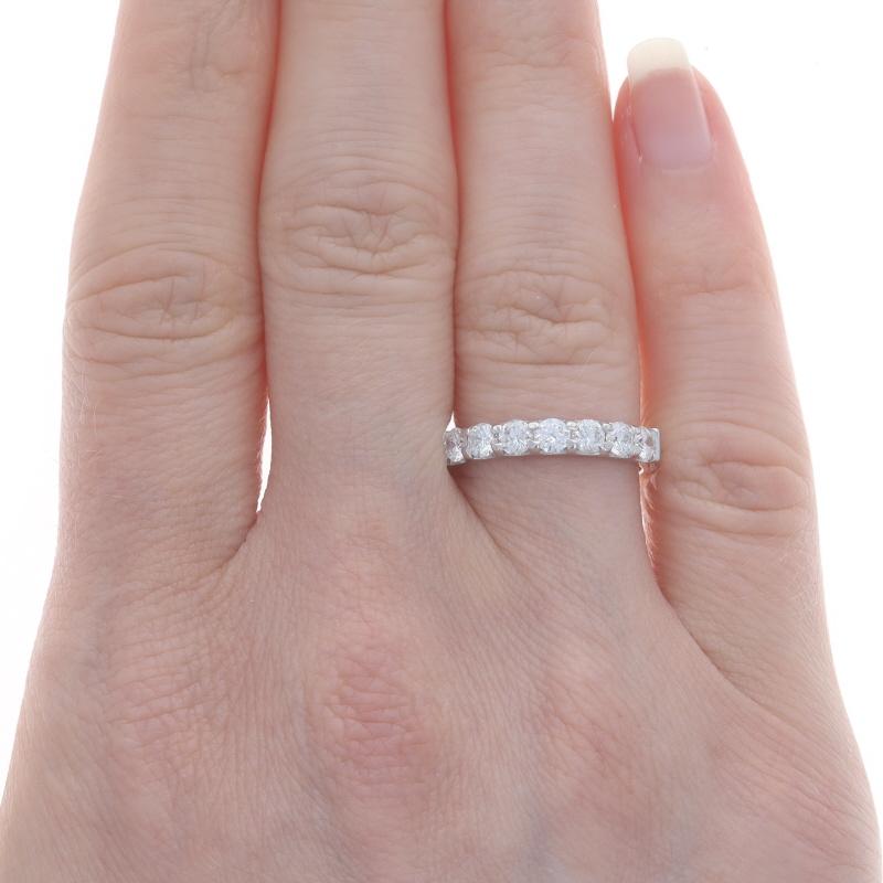 Alianza de oro blanco con siete diamantes - Anillo 14k brillante redondo .70ctw Corte redondo en venta