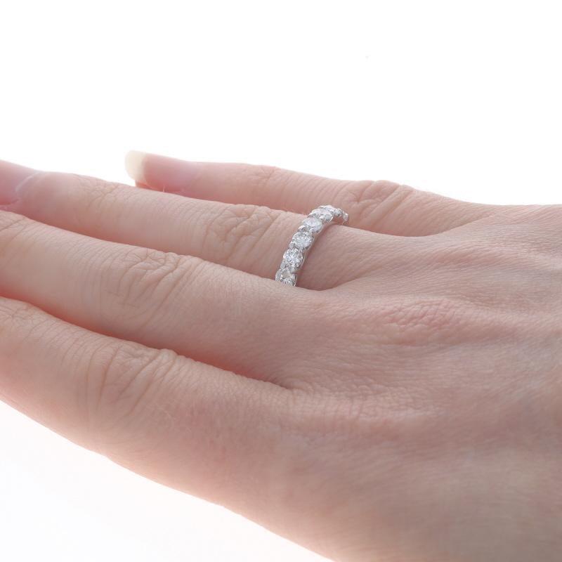 Alianza de oro blanco con siete diamantes - Anillo 14k brillante redondo .70ctw en Excelente estado para la venta en Greensboro, NC