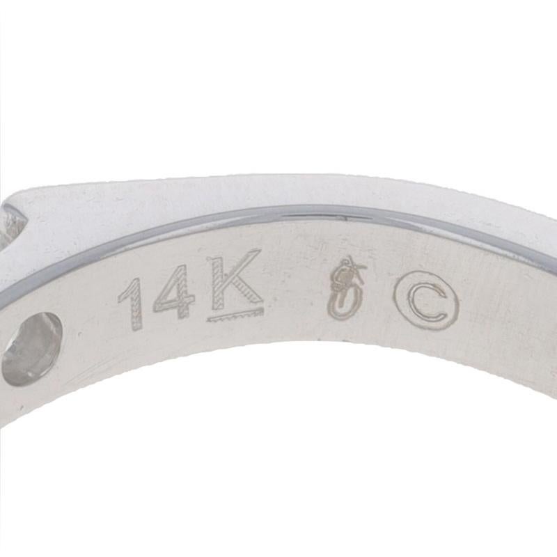 Alianza de oro blanco con siete diamantes - Anillo 14k brillante redondo .70ctw en venta 1