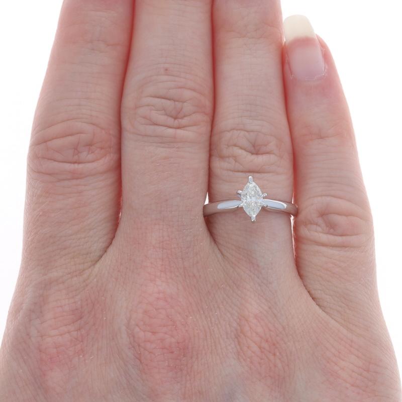 Taille Marquise Bague de fiançailles en or blanc avec solitaire en diamant - 14k Marquise .57ct en vente