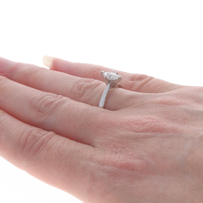 Bague de fiançailles en or blanc avec solitaire en diamant - 14k Marquise .57ct Pour femmes en vente