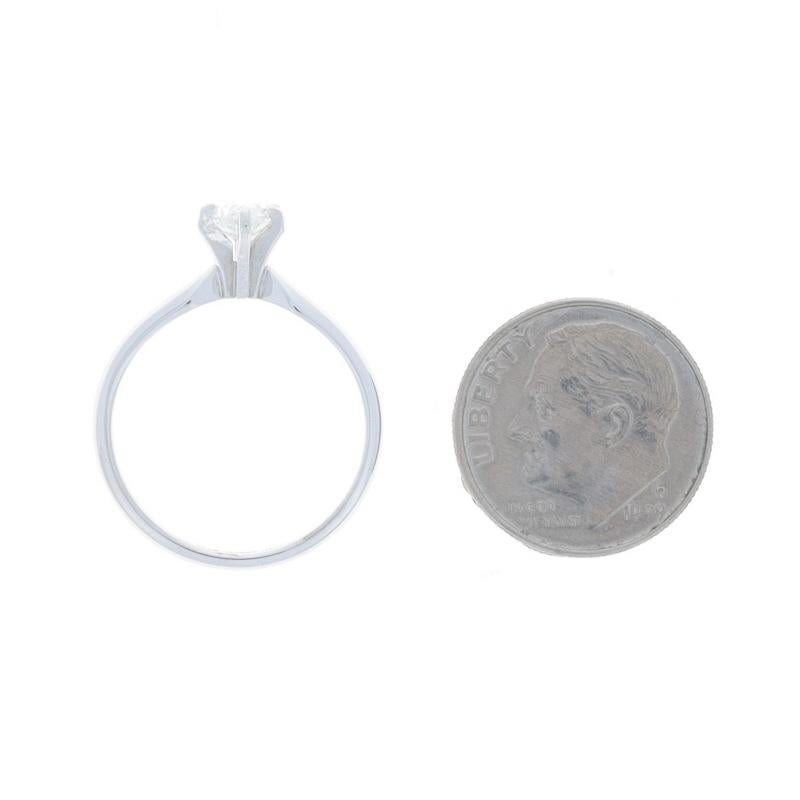 Bague de fiançailles en or blanc avec solitaire en diamant - 14k Marquise .57ct en vente 1