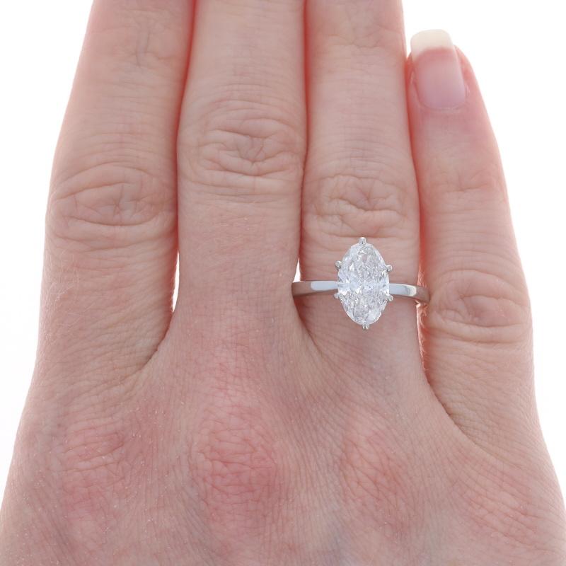 Taille ovale Bague de fiançailles solitaire en or blanc 14 carats avec diamants ovales 2,03 carats IGI en vente