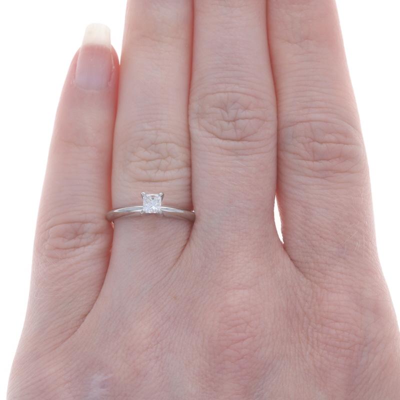 Taglia: 5 3/4
Tassa sulle taglie: Up 3 taglie per $40 o Down 2 taglie per $40

Contenuto del metallo: Oro bianco 14k

Informazioni su A. Stone

Diamante naturale
Carati: .25ct
Taglio: Principessa
Colore: F
Chiarezza: SI2

Carati totali: