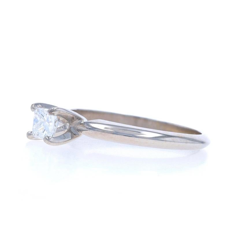 Taglio princess Anello di fidanzamento solitario con diamante in oro bianco - 14k Princess .25ct Knife-Edge in vendita