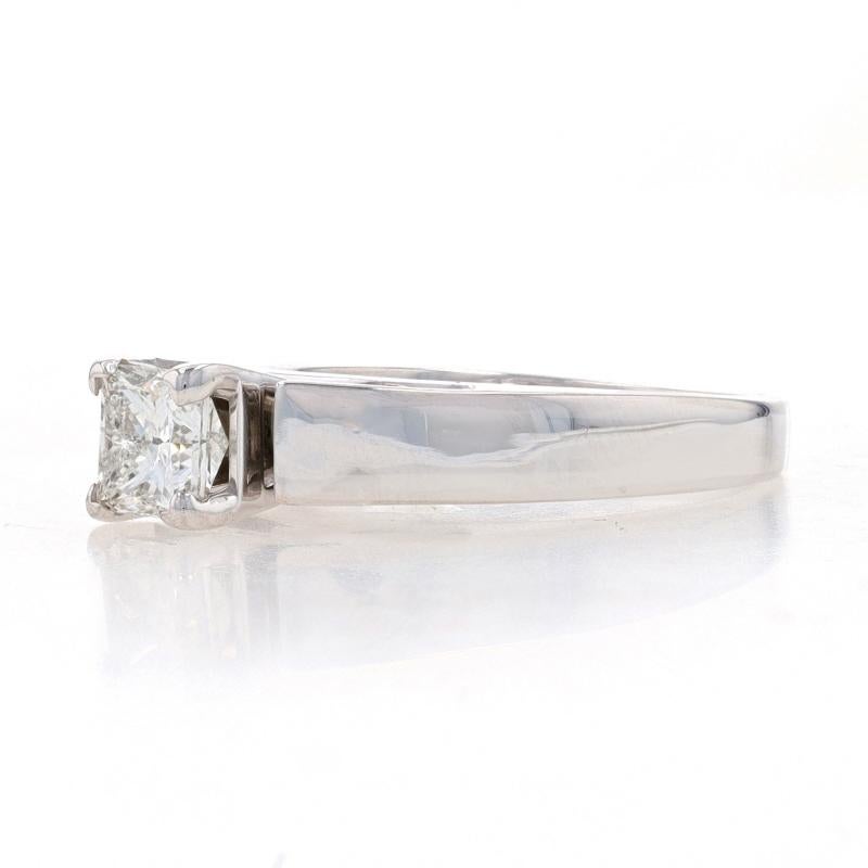 Verlobungsring aus Weißgold mit Diamant Solitär - 14k Prinzessin .70ct Kathedrale (Carréschliff) im Angebot