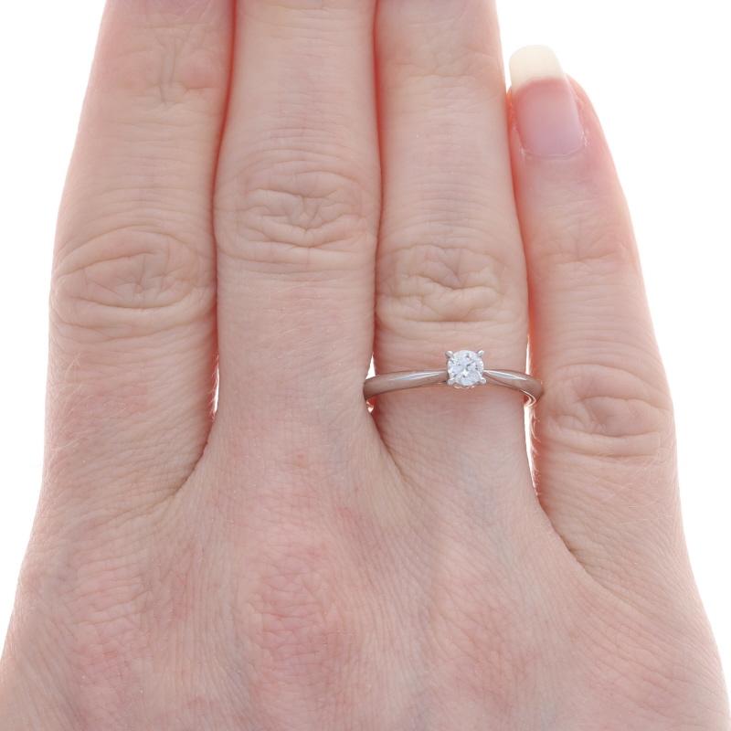 Taille ronde Bague de fiançailles en or blanc avec solitaire en diamant - 14k Round .20ct Hearts Milgrain en vente