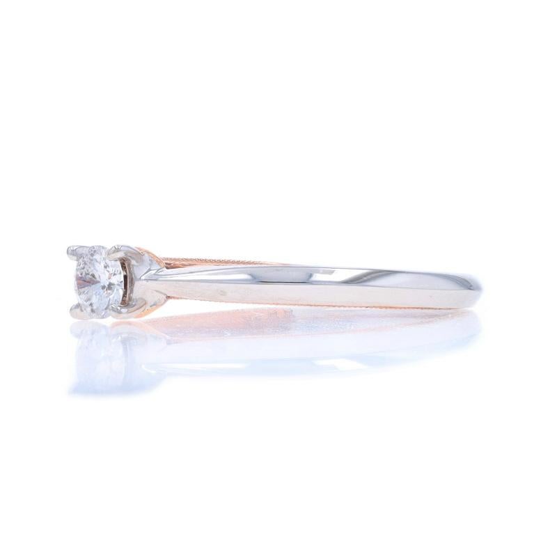 Bague de fiançailles en or blanc avec solitaire en diamant - 14k Round .20ct Hearts Milgrain Excellent état - En vente à Greensboro, NC