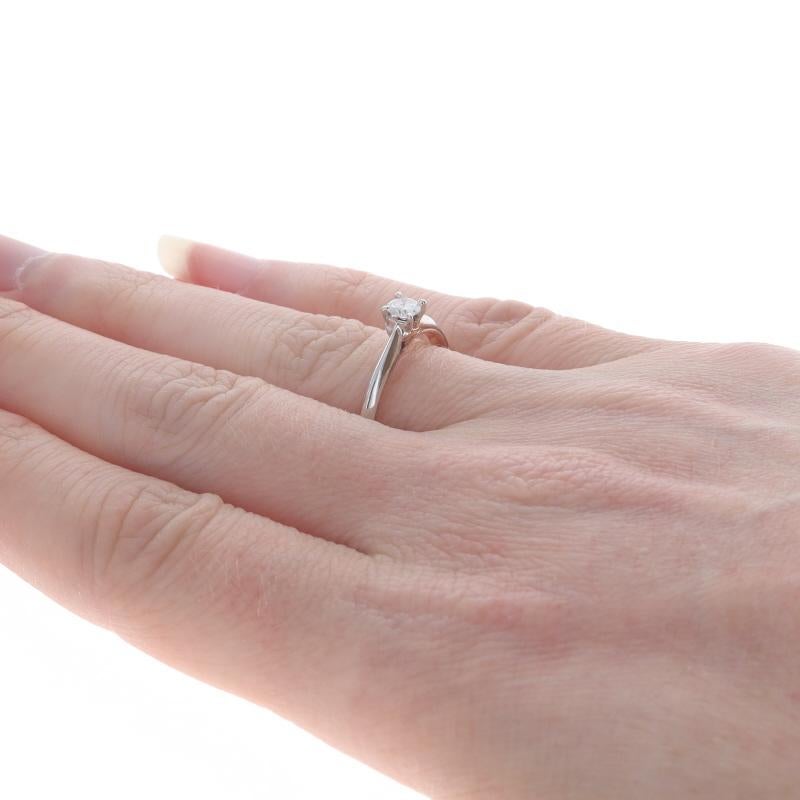 Bague de fiançailles en or blanc avec solitaire en diamant - 14k Round .20ct Hearts Milgrain Pour femmes en vente