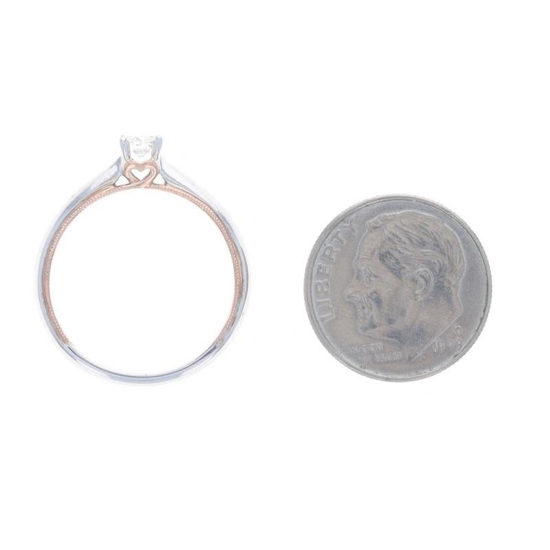 Bague de fiançailles en or blanc avec solitaire en diamant - 14k Round .20ct Hearts Milgrain en vente 1