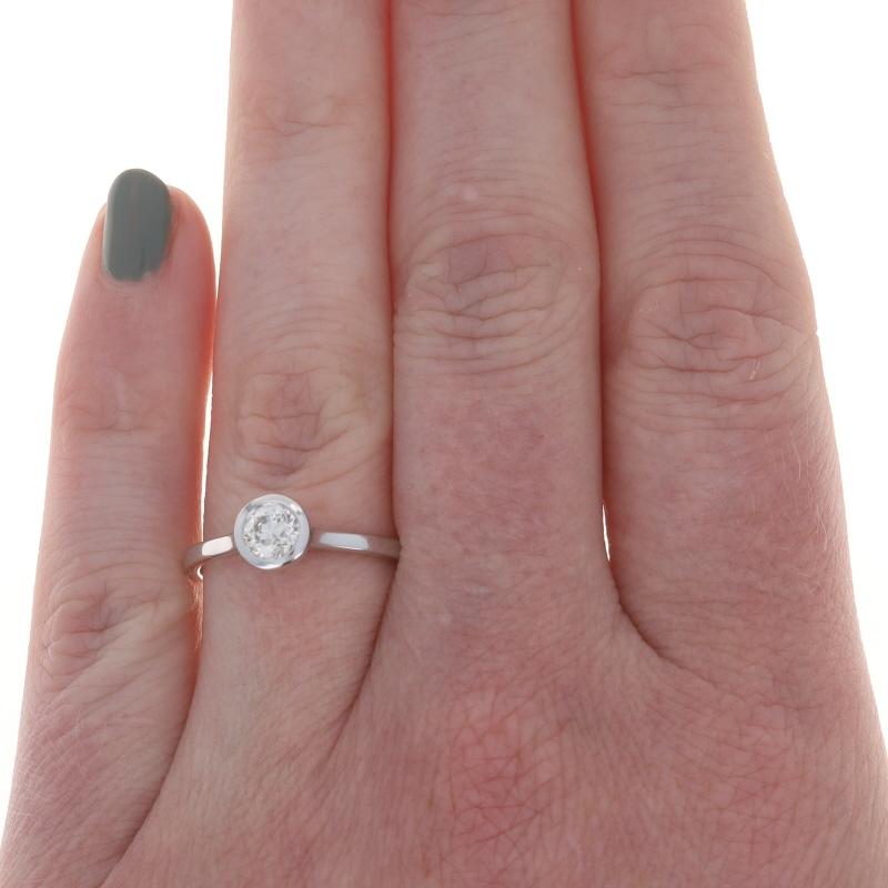 Taille ronde Bague de fiançailles en or blanc avec solitaire en diamant - 18k brillant rond .40ct en vente