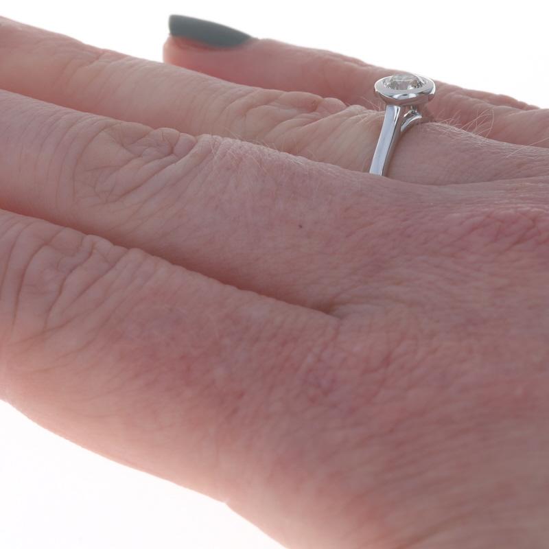 Bague de fiançailles en or blanc avec solitaire en diamant - 18k brillant rond .40ct Pour femmes en vente