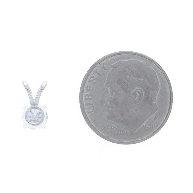 Ciondolo solitario con diamante in oro bianco 14k a brillante rotondo .50ct In condizioni ottime in vendita a Greensboro, NC