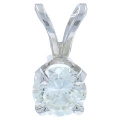 Ciondolo solitario con diamante in oro bianco 14k a brillante rotondo .50ct