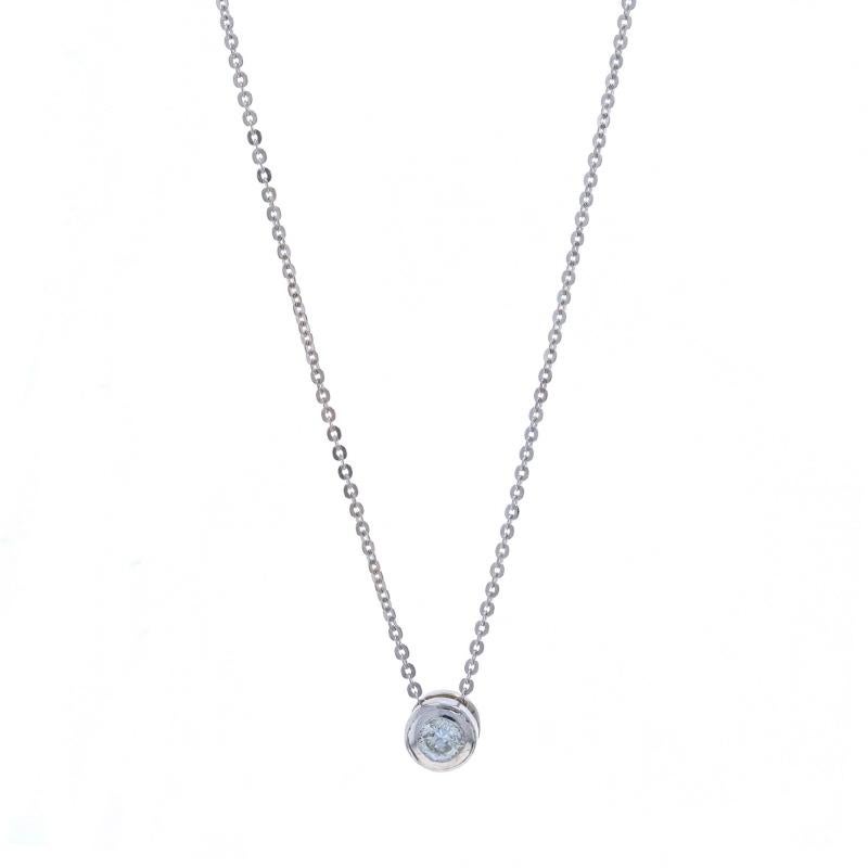 Contenu métallique : Or blanc 14k

Informations sur les pierres

Diamant naturel
Carat(s) : .35ct
Coupe : Brillant rond
Couleur : J
Clarté : I1

Total des carats : 0.35ct

Style : Solitaire
Style de chaîne : Câble plat
Style du collier : Chaîne
Type