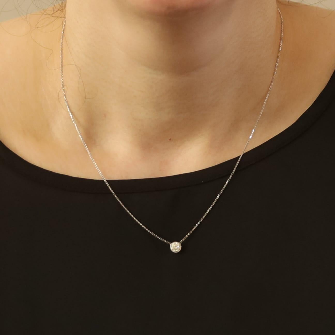 Collier en or blanc avec pendentif solitaire en diamant 18