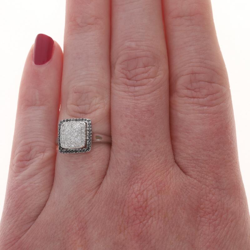 Taglio rotondo Anello aureolato quadrato con diamanti in oro bianco 14k, Brilliante rotondo 0,50 ct. in vendita