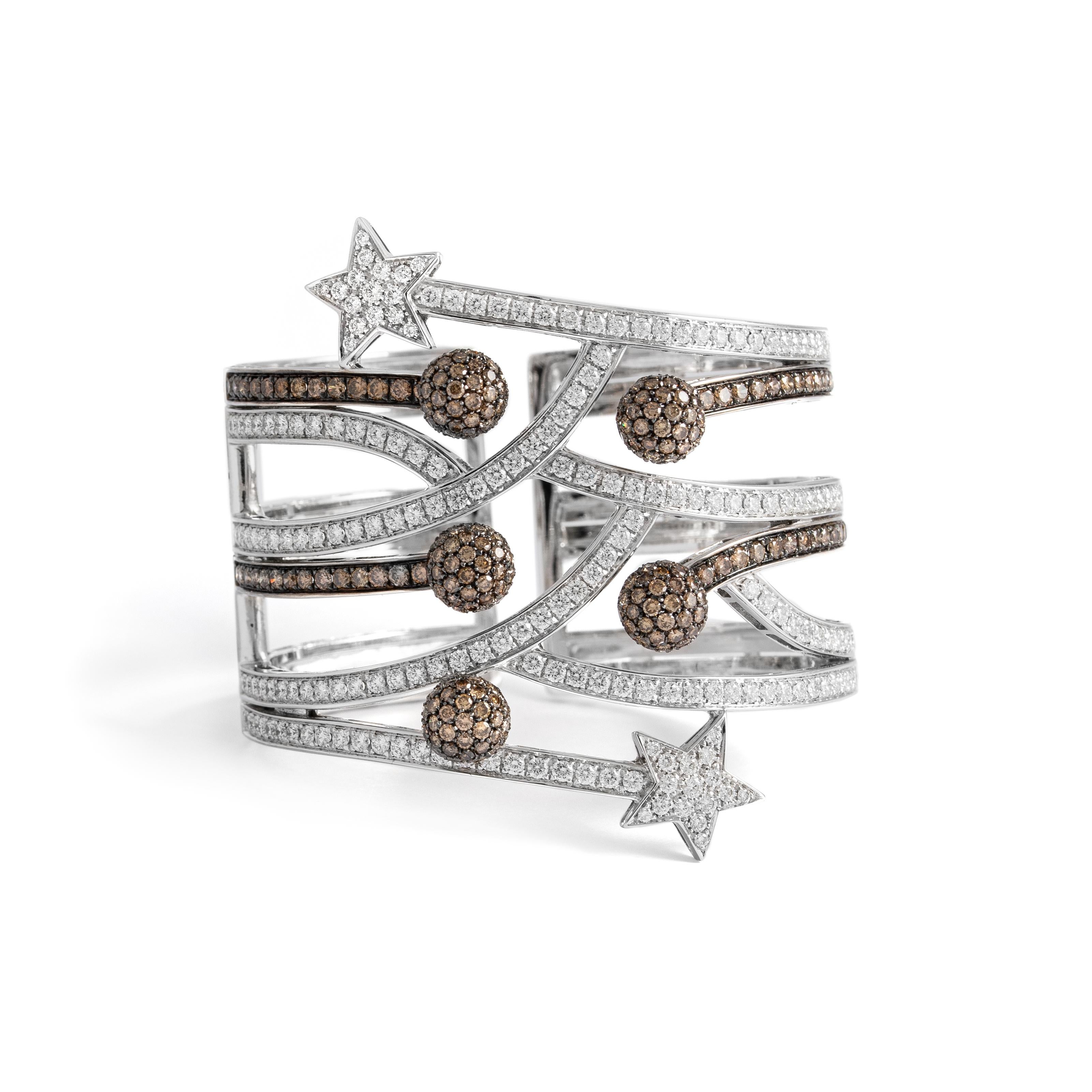 Bangle in 18kt white gold set with 229 diamonds 7.69 cts and 287 brown diamonds 7.94 carats.    
Inner circumference: Approximately 16.96 centimeters ( 6.68 inches).
Total weight: 92.74 grams.
Width on the top: Approximately 6.00 centimeters ( 2.36