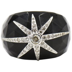 Anello da cocktail con diamante in oro bianco e onice nero sfaccettato a forma di cupola