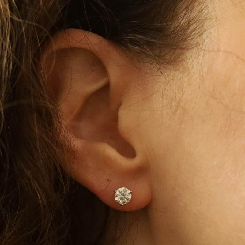 Taglio rotondo Orecchini con diamanti in oro bianco 14k a brillante rotondo da 1,40ctw GIA in vendita