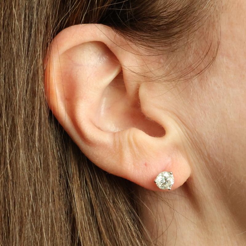 Contenuto del metallo: Oro bianco 14k

Informazioni su A. Stone

Diamante naturale
Carati: .90ct
Taglio: Rotondo brillante
Colore: I
Chiarezza: SI1
Certificato da: GIA
Numero del rapporto: 5493984134

Diamante naturale
Carati: .90ct
Taglio: Rotondo
