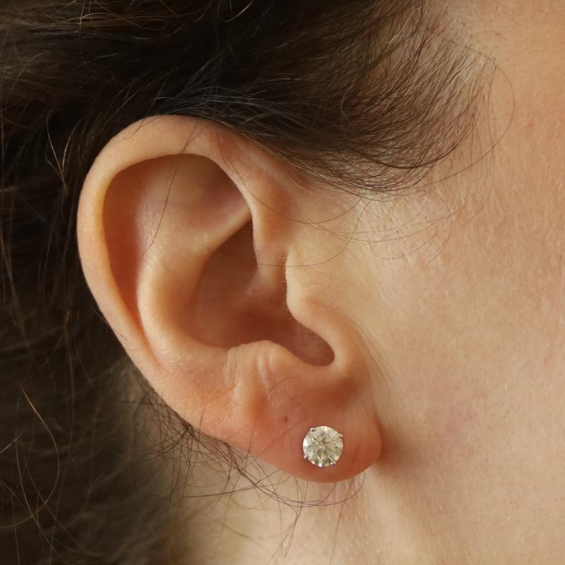 Weißgold Diamant Ohrstecker 14k Rund Brillant 1,89ctw GIA durchbohrt (Rundschliff) im Angebot