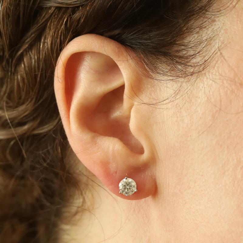 Orecchini con diamanti in oro bianco - 14k Round Brilliante 2.00ctw GIA In condizioni Nuovo in vendita a Greensboro, NC