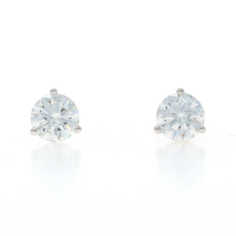 Contenu métallique : Or blanc 14k

Informations sur les pierres

Diamant naturel
Carat(s) : 1.00ct
Coupe : Brillant rond
Couleur : F
Clarté : SI2
Certifié par : GIA
Numéro de rapport : 1508529807

Diamant naturel
Carat(s) : 1.00ct
Coupe : Brillant