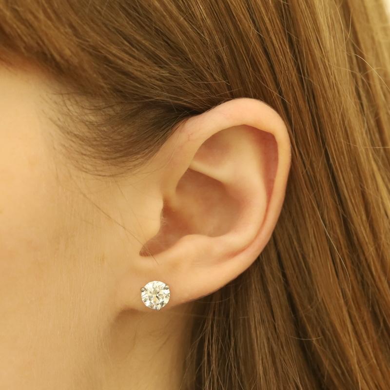 Taglio rotondo Orecchini con diamanti in oro bianco - 14k Brilliante rotondo 2.00ctw GIA - Forato in vendita