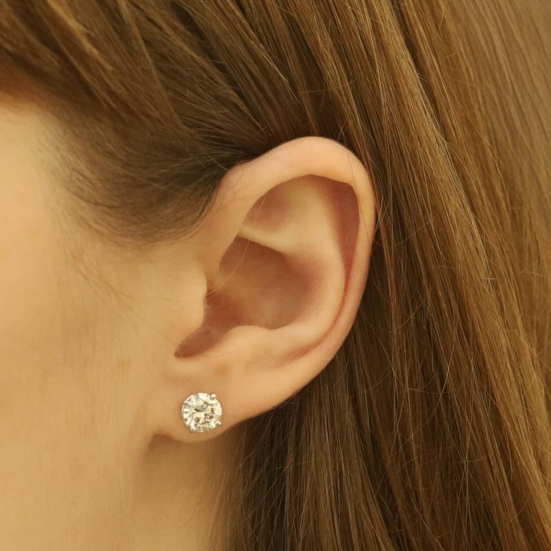Clous d'oreilles en or blanc 14 carats avec diamants ronds brillants de 2,00 ctw percés Excellent état - En vente à Greensboro, NC