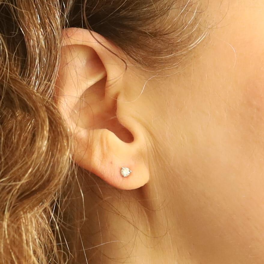 Contenuto del metallo: Oro bianco 14k

Informazioni su A. Stone

Diamanti naturali
Carati: .27ctw
Taglio: Rotondo brillante
Colore: G
Chiarezza: VS1 - VS2

Carati totali: .27ctw

Stile: Borchia
Tipo di chiusura: Chiusura a farfalla

Misure

Alto: