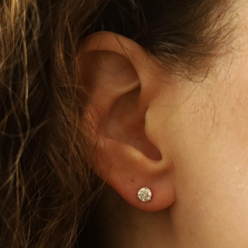 Taglio rotondo Orecchini con diamante in oro bianco 14k a brillante rotondo da 0,76 ct. in vendita