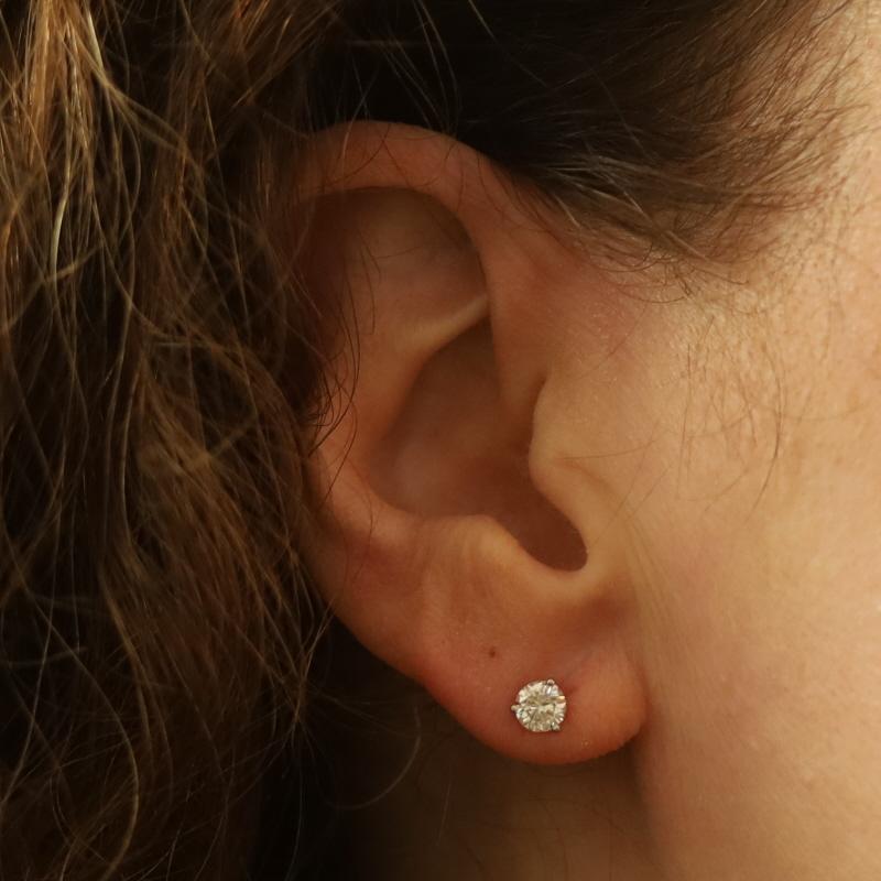 Taglio rotondo Orecchini con diamante in oro bianco 14k a brillante rotondo da 0,90 ct. in vendita