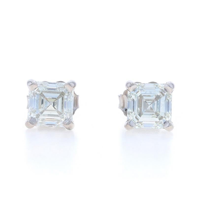 Contenu métallique : Or blanc 14k

Informations sur les pierres
Diamant naturel
Carat(s) : 1.00ct
Taille : Émeraude carrée
Couleur : I
Clarté : VS2
Certifié par : GIA
Numéro de rapport : 6501637218

Diamant naturel
Carat(s) : 1.00ct
Taille :