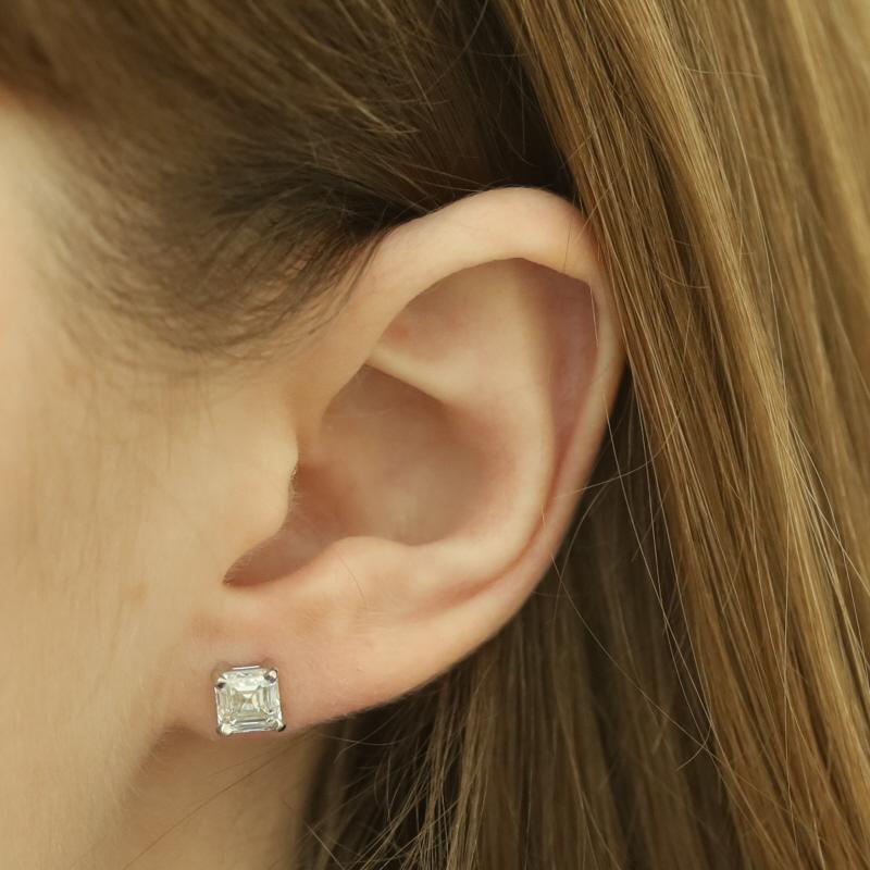 Clous d'oreilles en or blanc 14 carats avec diamants taille émeraude carrée de 2,00 carats, certifiés GIA Excellent état - En vente à Greensboro, NC
