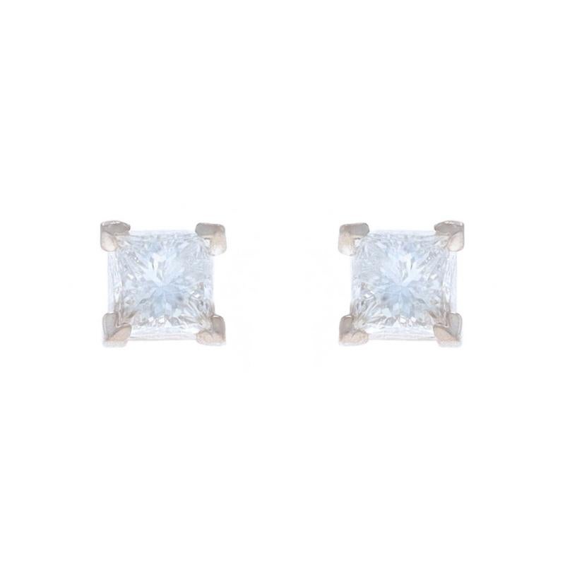 Contenuto del metallo: Oro bianco 18k

Informazioni su A. Stone

Diamanti naturali
Carati: .25ctw
Taglio: Principessa
Colore: H. H. - I.
Chiarezza: I1

Carati totali: .25ctw

Stile: Borchia
Tipo di chiusura: Chiusura a farfalla

Misure

Alto: 5/32