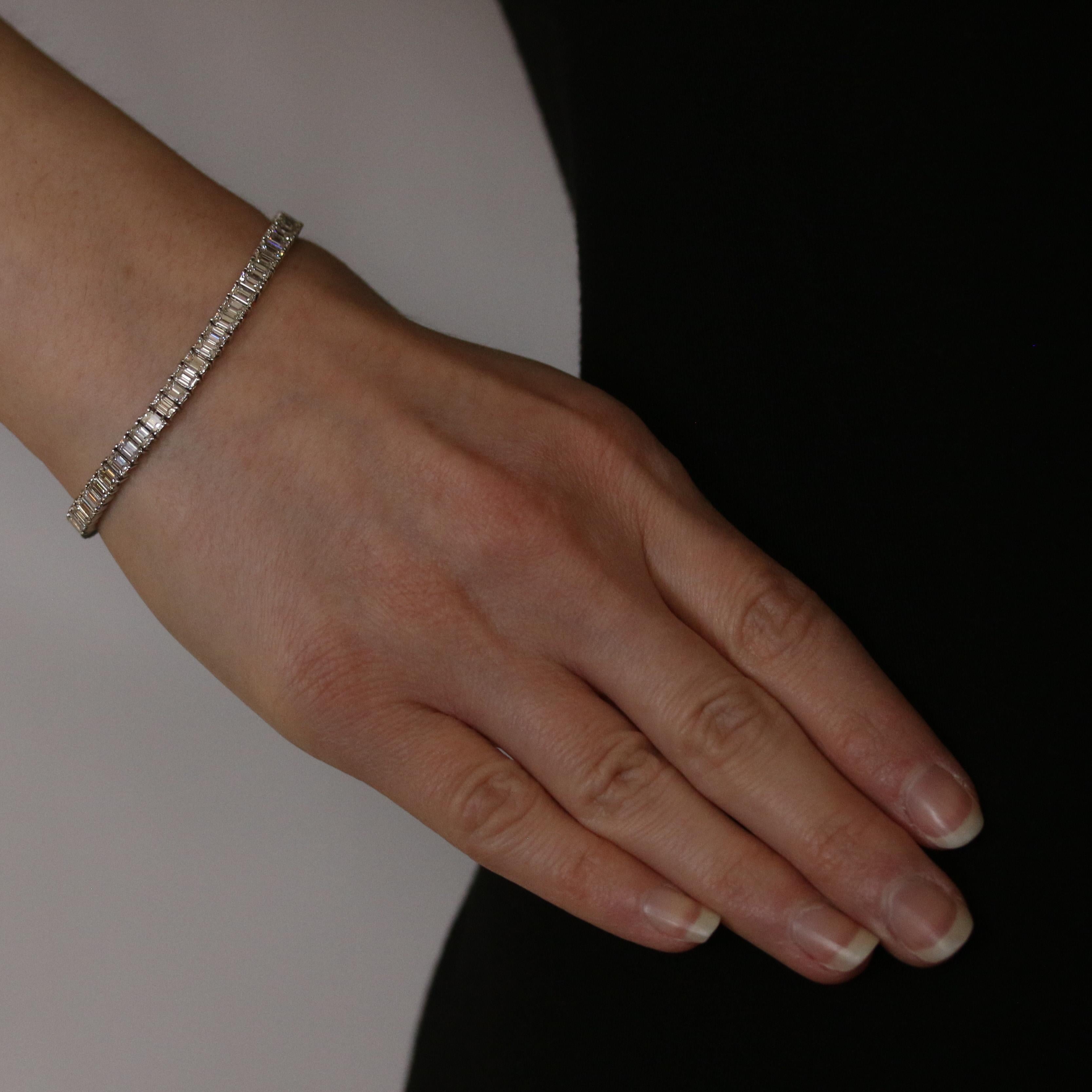 Taille émeraude Bracelet tennis en or blanc avec diamants taille émeraude 18 carats, 8,93 carats poids total en vente