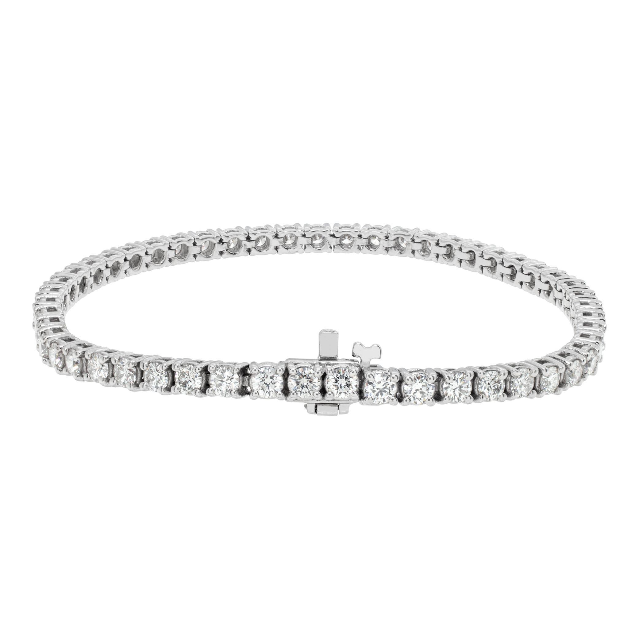 Divin bracelet de tennis en or blanc 18 carats avec 4.95 carats de diamants ronds de taille brillant (couleur G-H, pureté VS), longueur 7.25 pouces.
