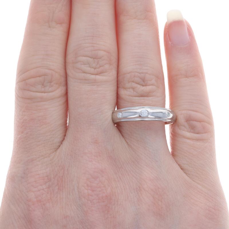 Taille ronde Anneau de mariage unisexe en or blanc à trois pierres et diamants 10k Round .11ctw en vente