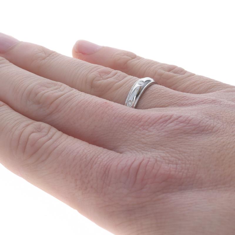 Anneau de mariage unisexe en or blanc à trois pierres et diamants 10k Round .11ctw Unisexe en vente