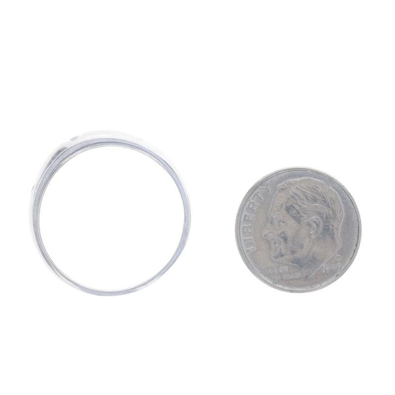 Anneau de mariage unisexe en or blanc à trois pierres et diamants 10k Round .11ctw en vente 1